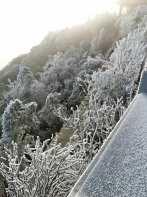 Băng tuyết phủ trắng đỉnh Fansipan và rừng Hoàng Liên